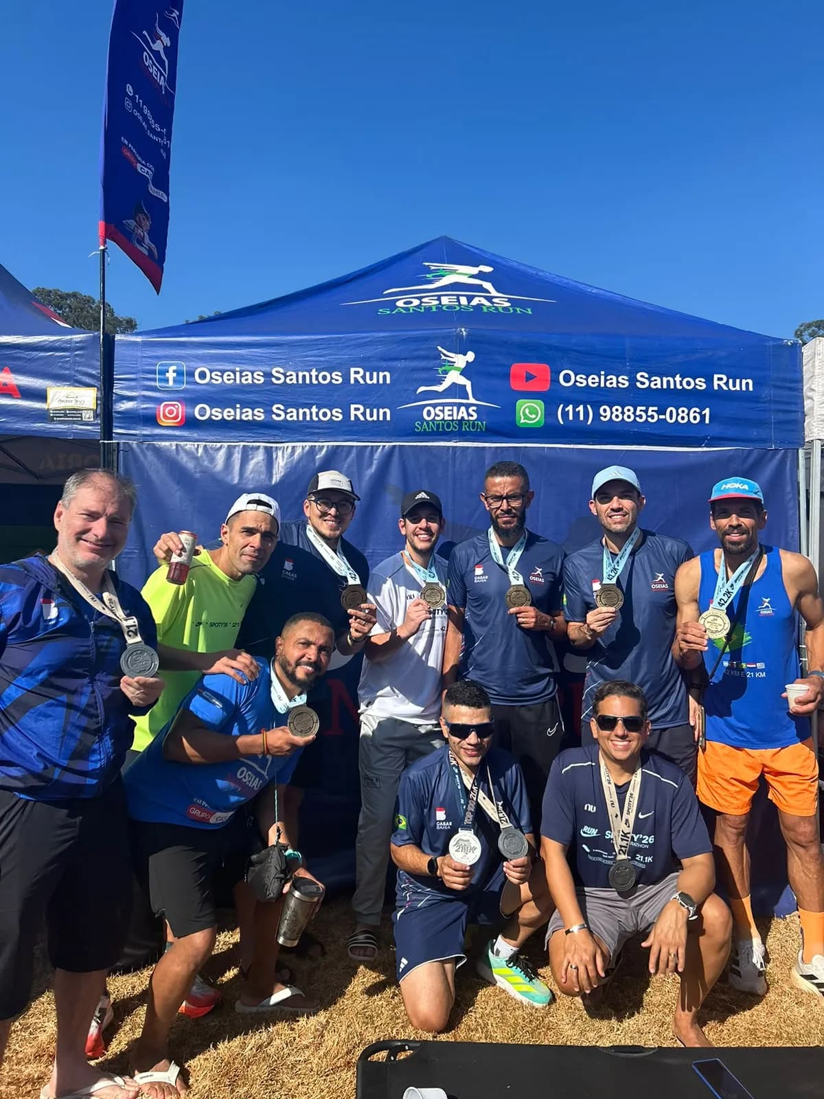 Equipe reunida com a bandeira da Oseias Santos Run