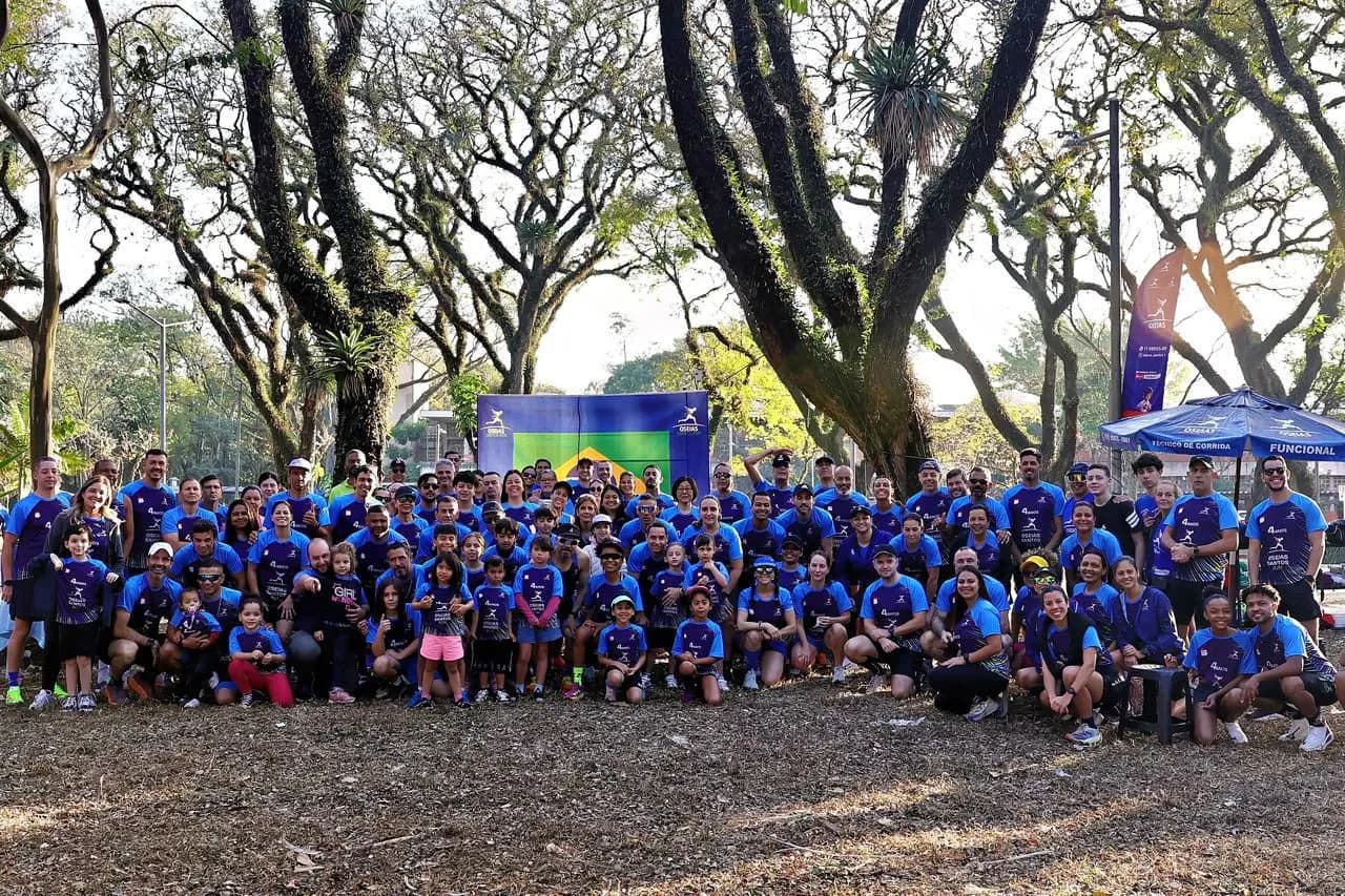A assessoria Oseias Santos Run reunida: mais de cem alunos, adultos e crianças, em foto de grupo