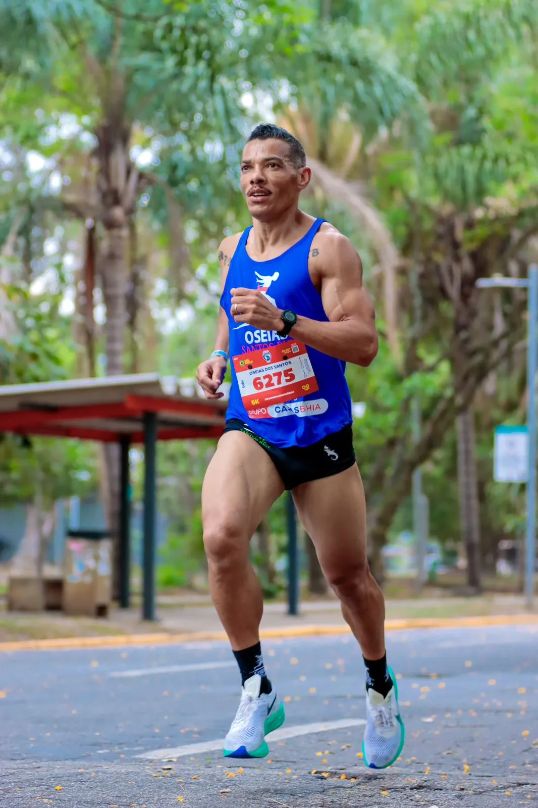 Atleta da equipe com a medalha da prova
