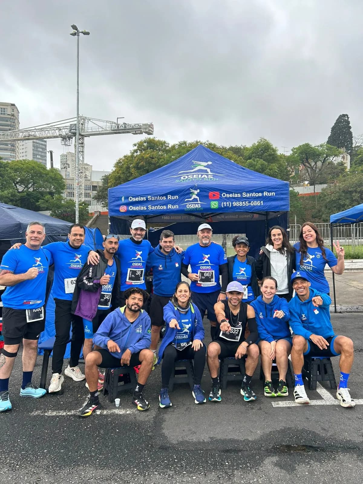 Corredores da equipe com as medalhas da prova