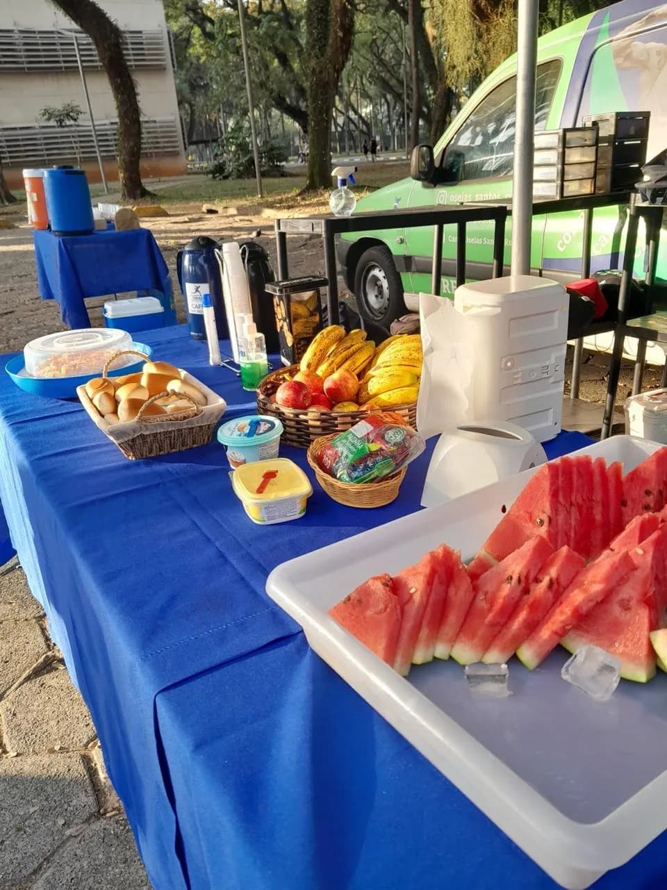 Mesa do café da manhã montada na tenda da equipe