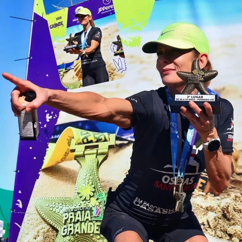 Stela Maris com o troféu de 2º lugar da sua faixa etária na meia maratona de Praia Grande