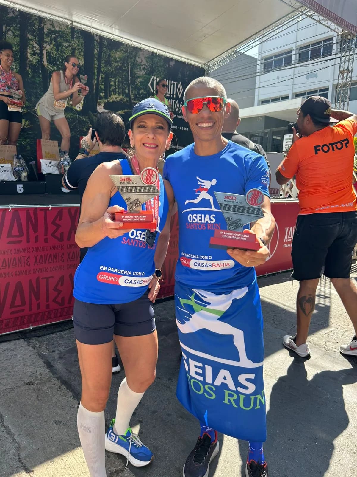 Atleta da equipe no pódio com o troféu