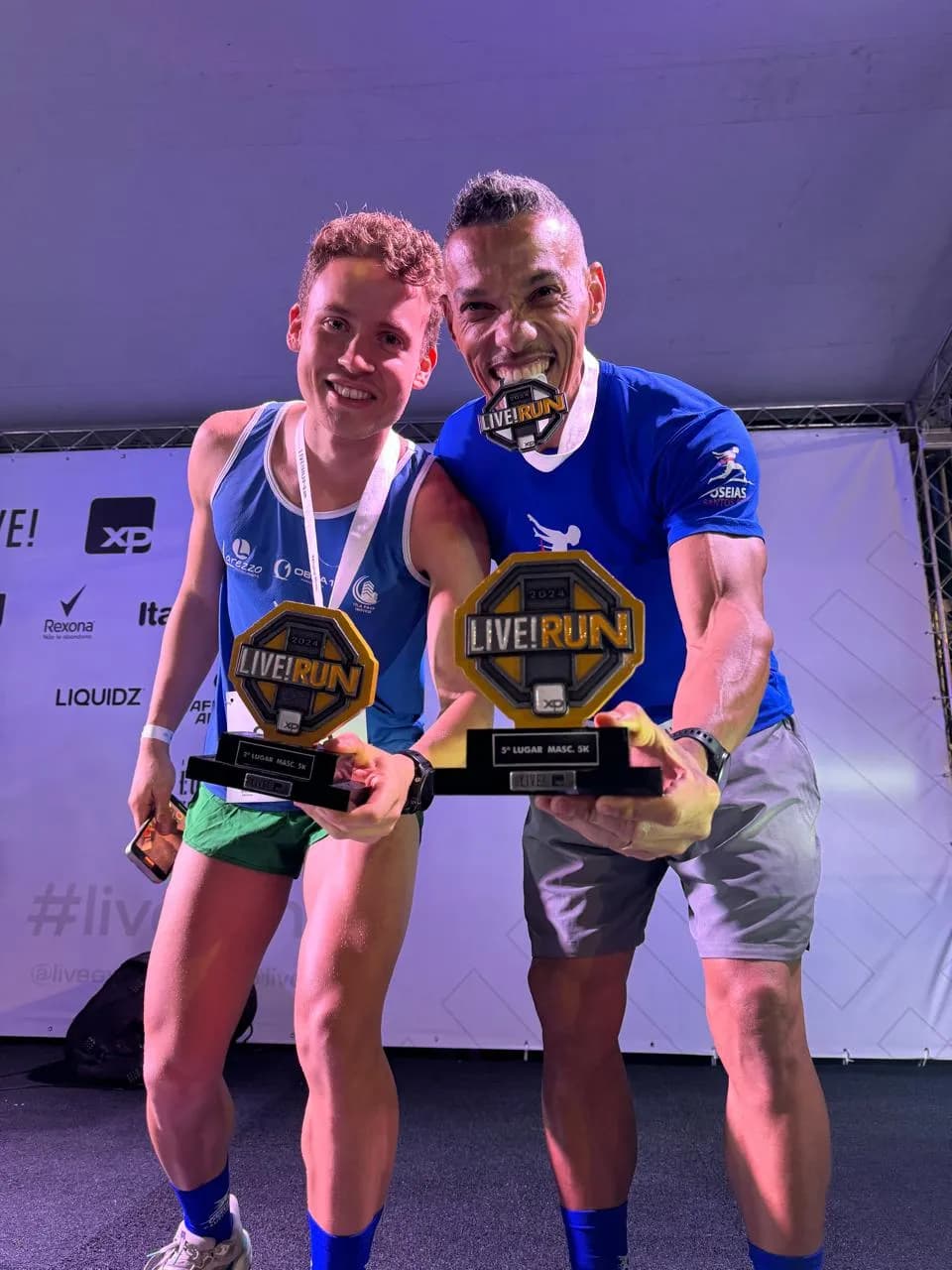 Lucas Vieira e Oseias dos Santos com os troféus da Live! Run