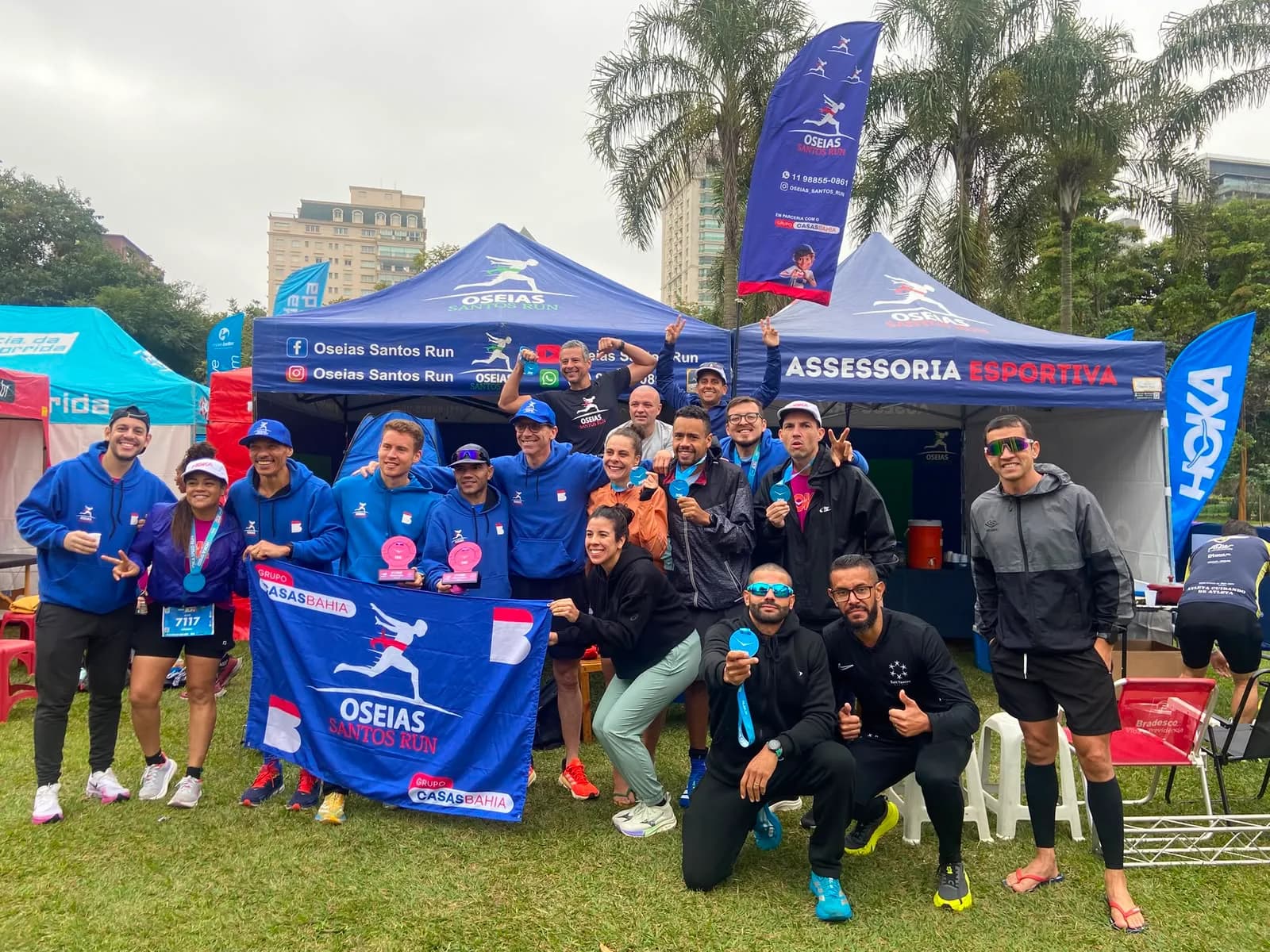 Turma da Oseias Santos Run reunida na tenda da equipe com a bandeira